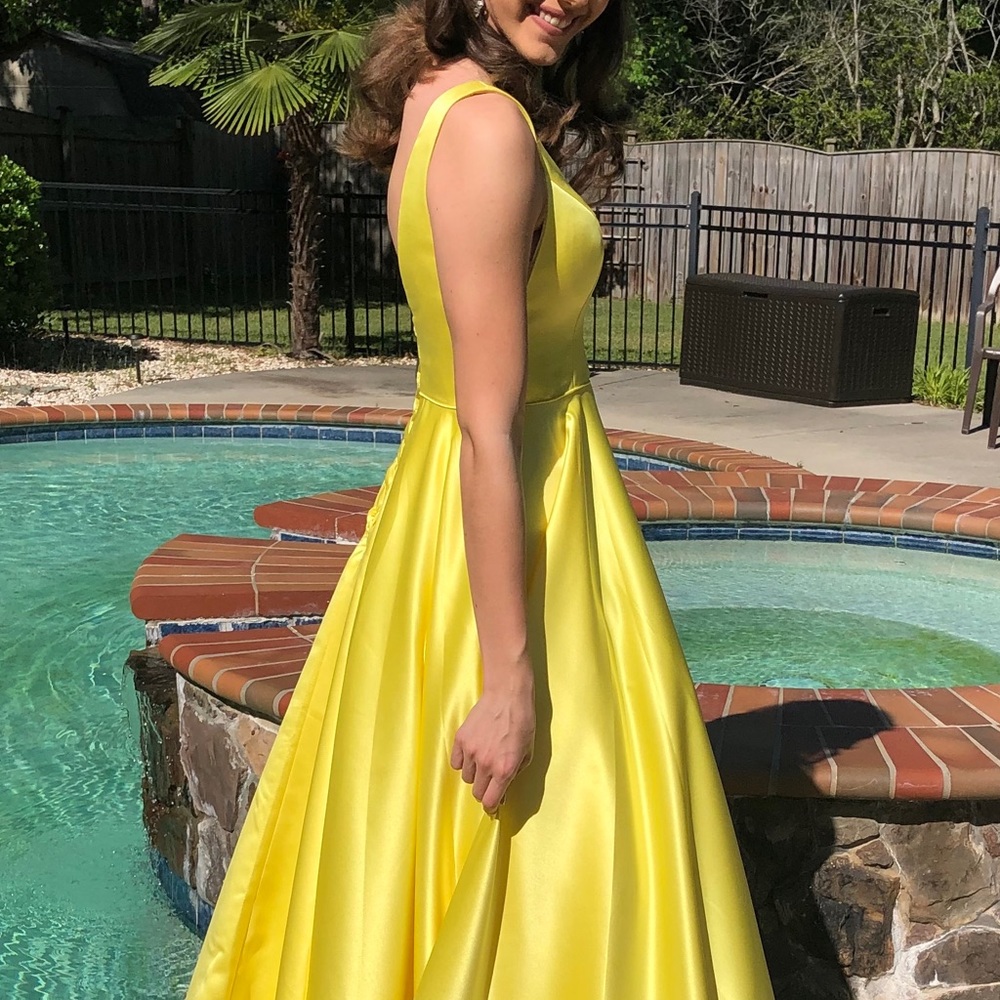 BEAUTIFUL Yellow Size 4 gown!! - Picture 5 of 5